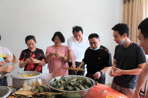 永安分公司黄杨洋：党委书记龙生伙与公司员工包粽子_调整大小.JPG