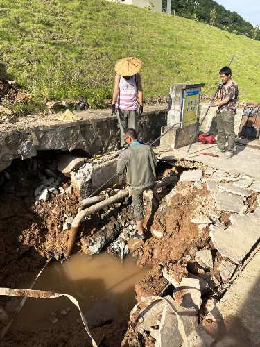 钟强光:龙岩分公司机修人员烈日下抢修水管2.jpg 钟强光:龙岩分公司机修人员烈日下抢修水管2.jpg