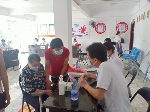 黄春�?专家们为贫困户进行健康检查_调整大小.jpg 黄春�?专家们为贫困户进行健康检查_调整大小.jpg