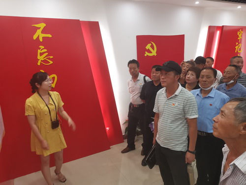 永安分公司荆东杰:党员同志在参观纪念馆(1)_调整大小.jpg 永安分公司荆东杰:党员同志在参观纪念馆(1)_调整大小.jpg