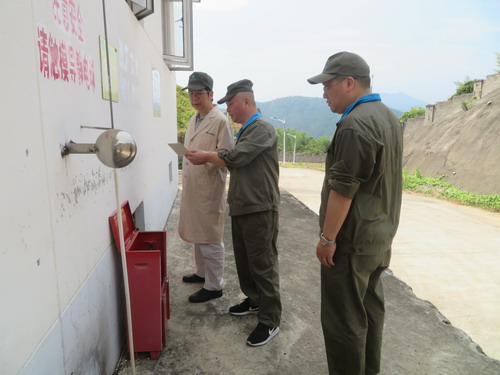 图为检查组正在检查库区_调整大小.jpg 图为检查组正在检查库区_调整大小.jpg