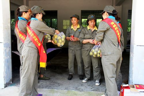 陈宏金:福安分公司工会、女工委到生产一线为职工送清凉�?.jpg 陈宏金:福安分公司工会、女工委到生产一线为职工送清凉�?.jpg