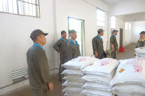 潘文生：图为正在检查成品库.JPG