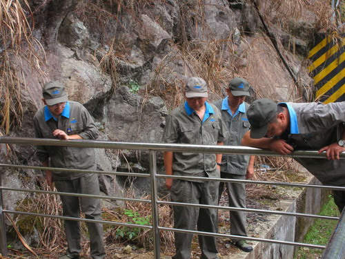 永安分公司张光琅:检查组一行对易积水区域进行检查_调整大小.jpg 永安分公司张光琅:检查组一行对易积水区域进行检查_调整大小.jpg