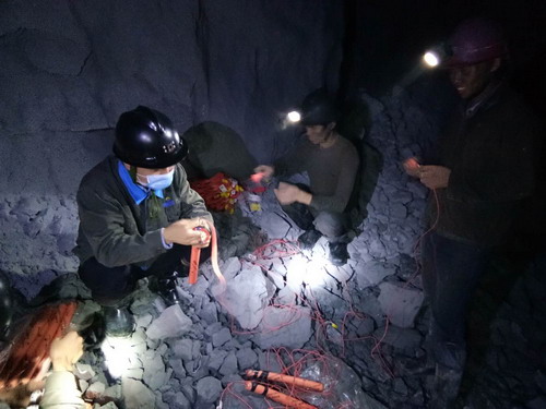 唐文 技术人员手把手地指导作业人员制作起爆药�?_调整大小.jpg