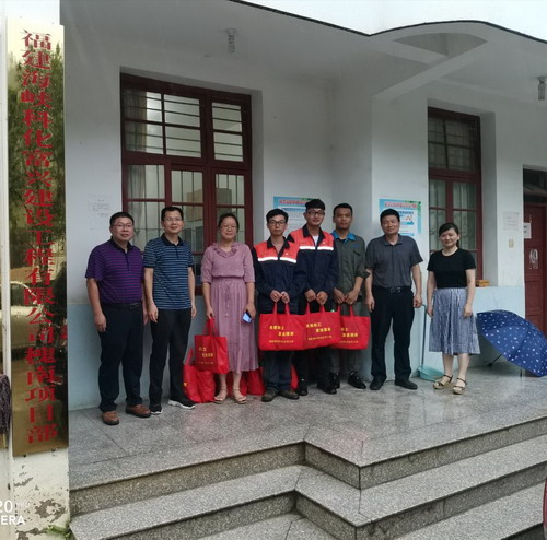 富兴建设-来庆�?海峡科化公司领导到富兴建设公司槐南项目部慰问一线职工_调整大小.jpg 富兴建设-来庆�?海峡科化公司领导到富兴建设公司槐南项目部慰问一线职工_调整大小.jpg