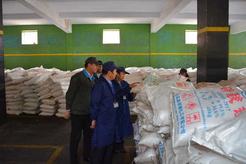 海西州市场监督管理局对海西东诺公司硝酸铵仓库进行专项安全检查现场_调整大小.jpg 海西州市场监督管理局对海西东诺公司硝酸铵仓库进行专项安全检查现场_调整大小.jpg