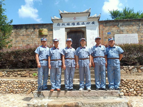 永安分公司刘卿云:支部党员在安砂苏维埃政府旧址合影留恋_调整大小.jpg 永安分公司刘卿云:支部党员在安砂苏维埃政府旧址合影留恋_调整大小.jpg