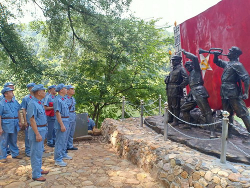 永安分公司刘卿云:支部党员在参观红军渡江战役烈士群雕_调整大小.jpg 永安分公司刘卿云:支部党员在参观红军渡江战役烈士群雕_调整大小.jpg