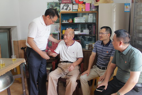 永安分公司郑若男：海峡科化党委书记、董事长吴彩洪到永安分公司慰问离休干�?(4)_调整大小.jpg