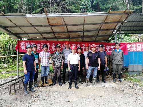 （调整建议采用）海科永春 李南�?永春分公司电子雷管推广小组到邵武片区召开为期两天的电子雷管现场交流会 ( 洛田荧石矿现场指导小断面爆破作业).jpg