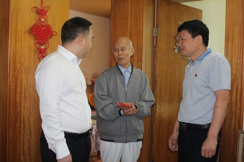 永安分公司郑若男：海峡科化公司党委委员、纪委书记何浦寨到永安分公司慰问60年以上党龄老党�?(3)_调整大小.JPG