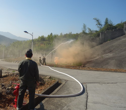 潘文生:图为火灾应急预案演练现场_调整大小.jpg 潘文生:图为火灾应急预案演练现场_调整大小.jpg