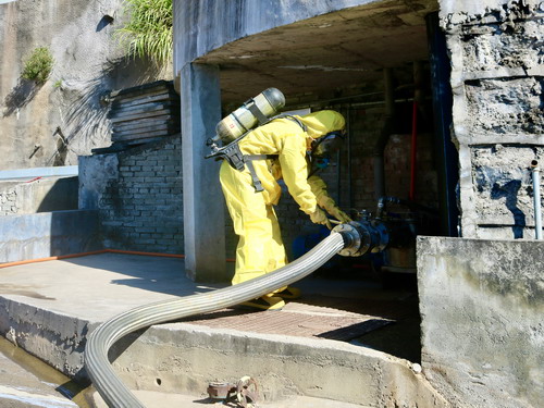 吴瑶:龙岩分公司开展液态硝酸铵泄漏事故现场处置方案演练2_调整大小.jpg 吴瑶:龙岩分公司开展液态硝酸铵泄漏事故现场处置方案演练2_调整大小.jpg