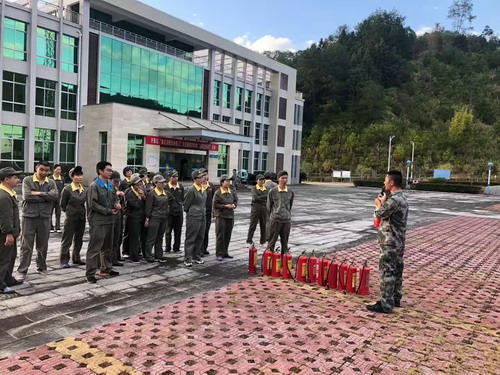 烽林施明淦：消防员讲解灭火器使用方法_调整大小.jpg
