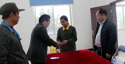 陈宏金:图为颜建议总经理慰问困难职工现�?(1)~1.jpg 陈宏金:图为颜建议总经理慰问困难职工现�?(1)~1.jpg