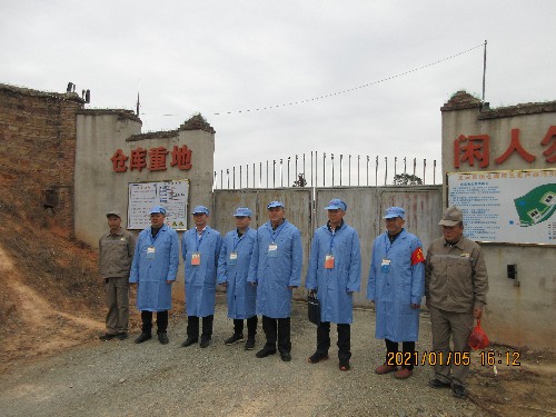 省、市、县工信部门领导到省民爆公司民爆物品仓库开展年初岁末安全生产监督检�?~1.jpg 省、市、县工信部门领导到省民爆公司民爆物品仓库开展年初岁末安全生产监督检�?~1.jpg