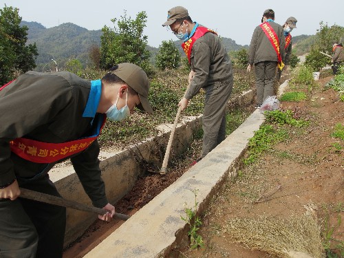 张逸清：龙岩分公司团员清理水沟淤泥2~1.jpg