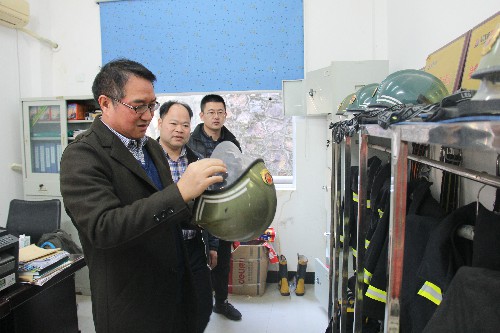 黄晓志:图为吴书记查看分公司微型消防站建设管理工作~1.jpg 黄晓志:图为吴书记查看分公司微型消防站建设管理工作~1.jpg