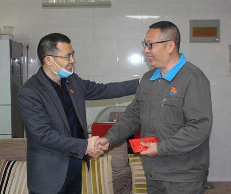 永安分公司赖宝禄：海峡科化党委副书记、常务副总经理、工会主席郑庆樟到永安分公司慰问困难党员 gai).jpg