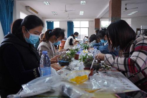 烽林连珂莹：烽林分公司举办庆“三八”花艺、微景观植物DIY活动3~1.jpg