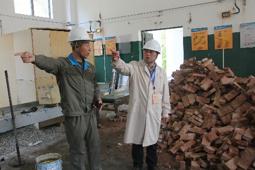 黄晓志:图为张贤锋深入技改现场进行实地检�?(1)~1.jpg 黄晓志:图为张贤锋深入技改现场进行实地检�?(1)~1.jpg