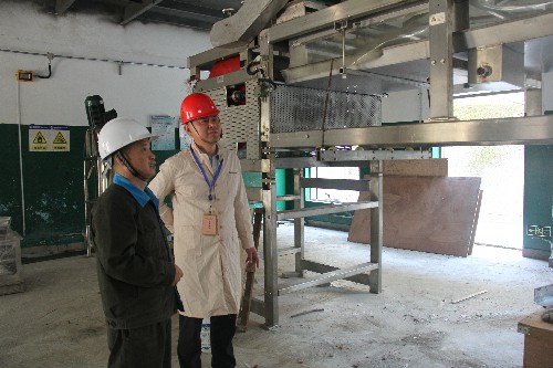黄晓志：图为祁忠清深入技改现场进行实地检�?(2)~1.jpg