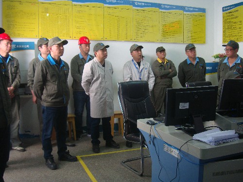 永安分公司周荣光：分公司领导在生产监控室~1.jpg