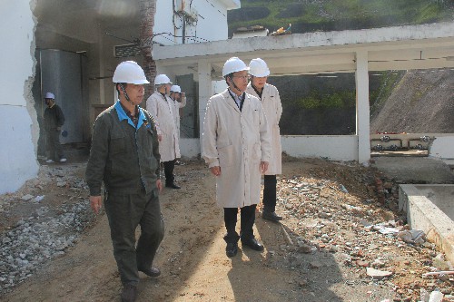 胡幼华:图为颜建议深入分公司技改施工现场进行实地勘察~1.jpg 胡幼华:图为颜建议深入分公司技改施工现场进行实地勘察~1.jpg