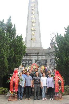 陈宏金:图为机关党支部祭扫活动现场~1.jpg 陈宏金:图为机关党支部祭扫活动现场~1.jpg