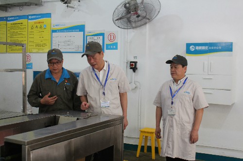 永安分公司赖宝禄：林心銮深入车间项目技改试生产运行情况与智能化机器人装车系统~1.jpg