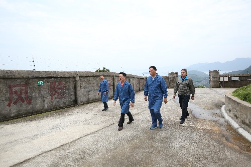 海峡科化公司党委副书记、总经理颜建议带队莅临民化霞浦分公司检查指导工�?~1.jpg