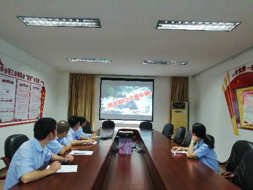 永安双华公司邓焱珍：驾驶员观看交通安全警示教育片现场~1.jpg