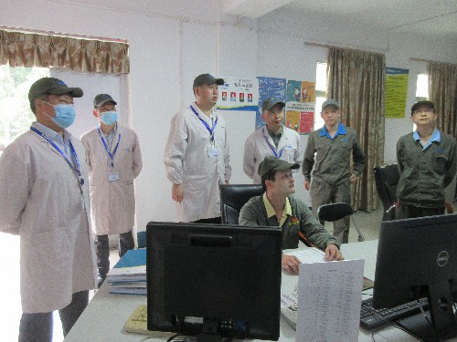 周智伟在车间督导检查~1.jpg 周智伟在车间督导检查~1.jpg