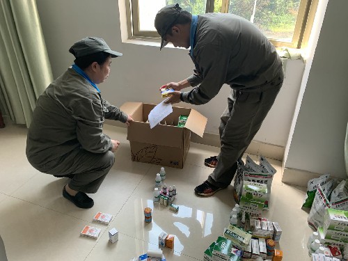 郭芳萍:车间材料员领取应急药品~1.jpg 郭芳萍:车间材料员领取应急药品~1.jpg