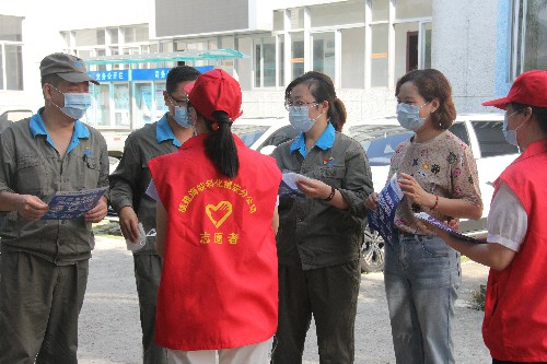 福安分公司卢春雨：图为福安分公司青年志愿者给职工发放疫情防控宣传单~1.jpg