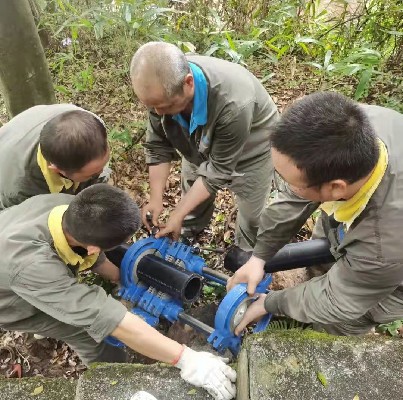 国庆期间更换供水管道~1.jpg 国庆期间更换供水管道~1.jpg