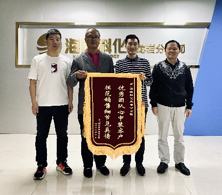 邹园：优秀团队心中装客�?  模范销售细节见真情~1.jpg