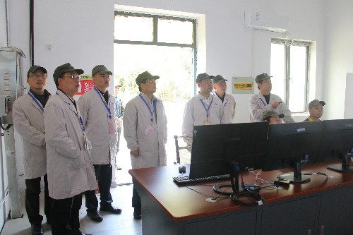 福安分公司胡廷淦：图为董飞龙到车间现场了解技改新线相关情�?~1.jpg