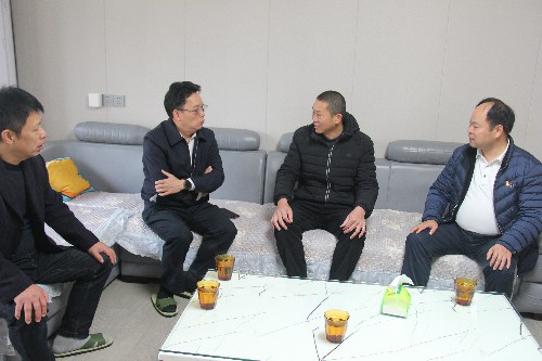 福安分公司胡廷淦：图�?2�?2日海峡科化公司党委副书记、总经理颜建议走访慰问福安分公司“一对一结对帮扶”困难职工~1.jpg