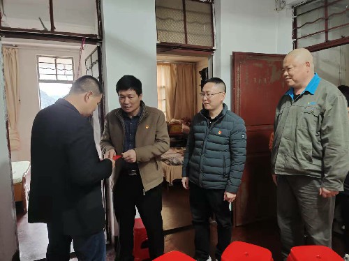 1.20慰问困难职工~1.jpg 1.20慰问困难职工~1.jpg