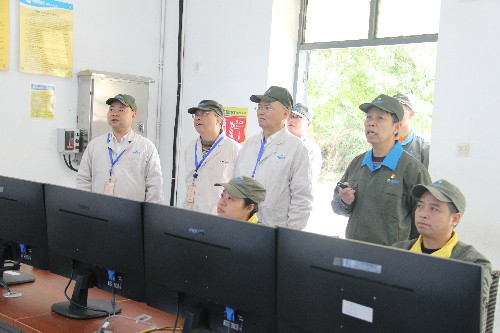 福安分公司胡廷淦:图为陈伯炜一行在查看车间现场监控~1.jpg 福安分公司胡廷淦:图为陈伯炜一行在查看车间现场监控~1.jpg
