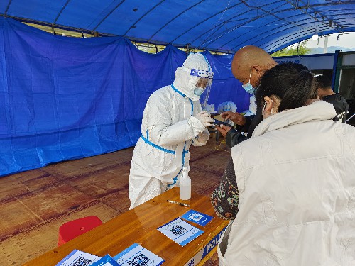 福安分公司胡廷淦:图为福安分公司志愿者登记外来人员健康码信息~1.jpg 福安分公司胡廷淦:图为福安分公司志愿者登记外来人员健康码信息~1.jpg