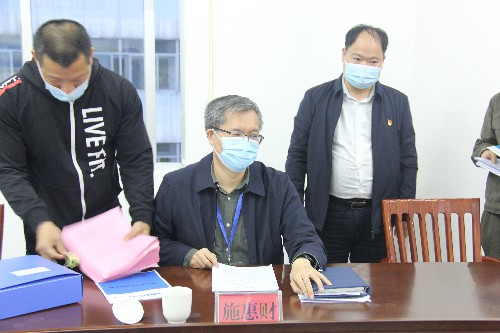 (采用)胡廷淦:图为施惠财在检查内业资�?~1.jpg (采用)胡廷淦:图为施惠财在检查内业资�?~1.jpg