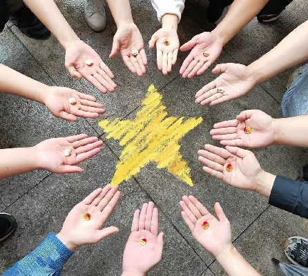 龙岩分公�?张逸清+我和团徽~1.jpg 龙岩分公�?张逸清+我和团徽~1.jpg