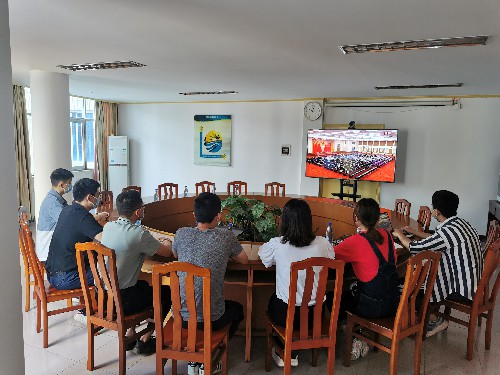 公司总部机关青年干部职工集中观看庆祝中国共青团成�?00周年大会~1.jpg 公司总部机关青年干部职工集中观看庆祝中国共青团成�?00周年大会~1.jpg