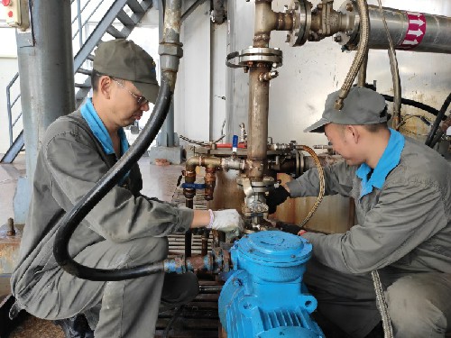 龙岩分公司青年技术骨干扎根生产一线参与设备小改小革,助力降本增效~1.jpg 龙岩分公司青年技术骨干扎根生产一线参与设备小改小革,助力降本增效~1.jpg