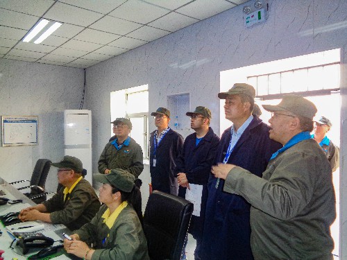 青海青乐公司杨玉伟检查现场(采用)~1.jpg 青海青乐公司杨玉伟检查现场(采用)~1.jpg