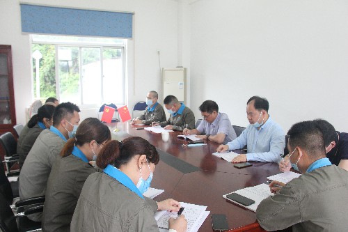 福安分公司胡廷淦:图为吴彩洪听取张瑞林汇报情况~1.jpg 福安分公司胡廷淦:图为吴彩洪听取张瑞林汇报情况~1.jpg