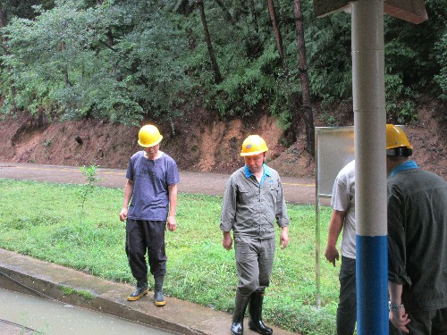 现场查看灾情1~1.jpg 现场查看灾情1~1.jpg